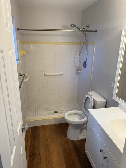 Building Photo - 438 80th Ave N