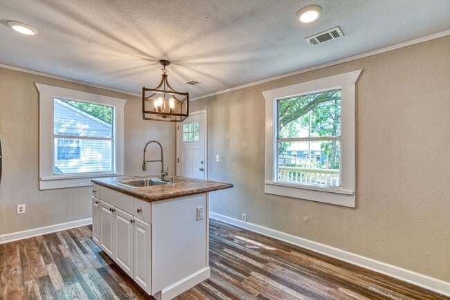 Building Photo - 2211 Beech St