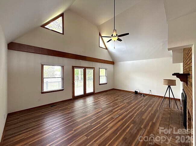 Building Photo - 110 Aqua Dr