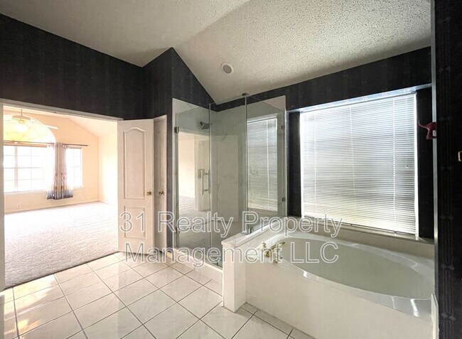 Building Photo - 1307 Edinboro Ln