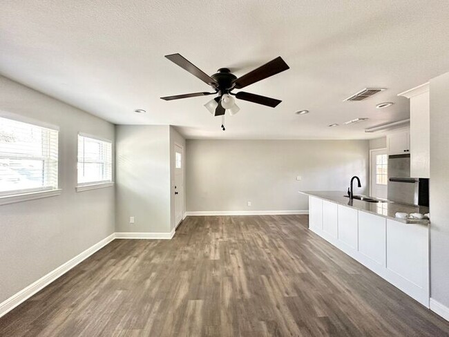 Building Photo - Available Now! Recently Remodeled 2 Bedroo...