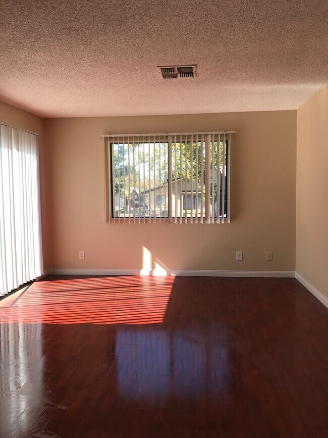 Building Photo - 1186 E Lugonia Ave