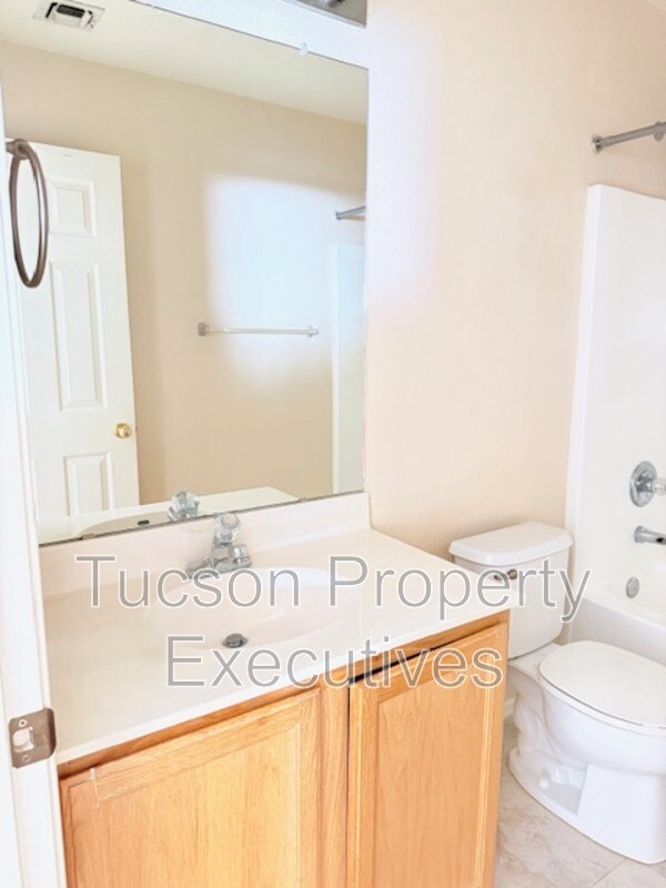 Building Photo - 13256 N Hammerstone Ln