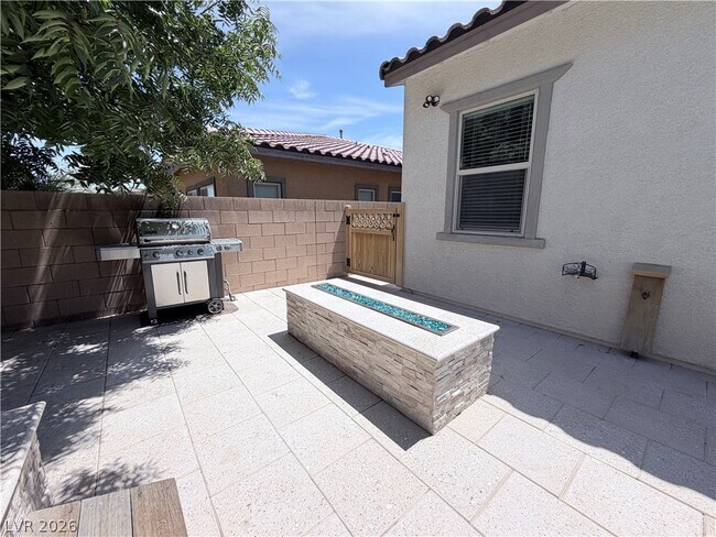 Building Photo - 9936 Wildhorse Cyn Ave