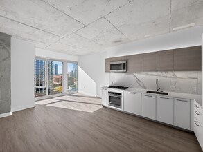 Building Photo - 167 N Desplaines St