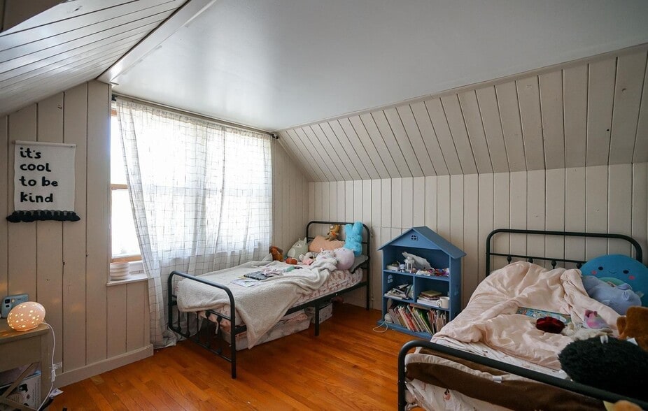 Building Photo - 915 W Loucks Ave