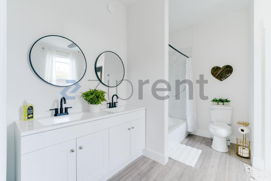 Building Photo - 907 S Ainsworth Ave