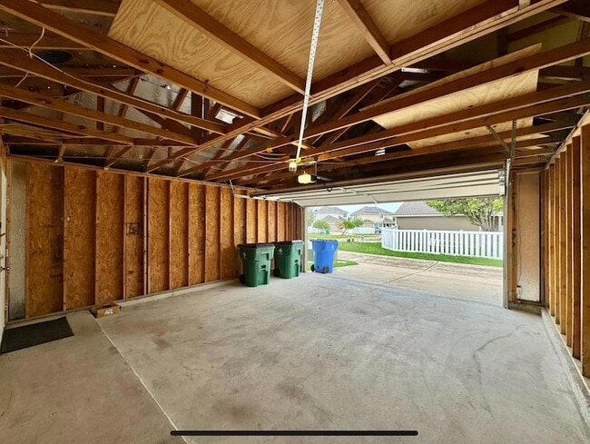 Building Photo - 407 Katmai Cir