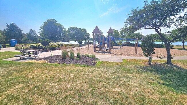 Building Photo - "Spacious 4-Bedroom Townhouse Retreat in Apple Valley - Modern Living with Ample Space!"