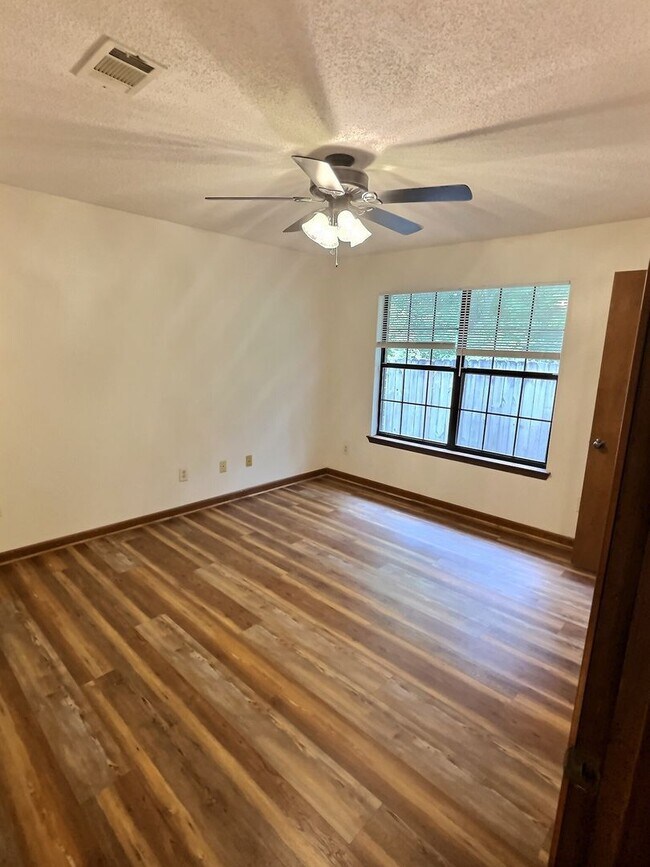 Building Photo - 1109 Hickory Dr