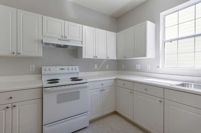Building Photo - Updated Townhouse