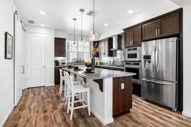 Building Photo - Jordan Ranch Townhouse 4 bed / 3.5 bath, G...