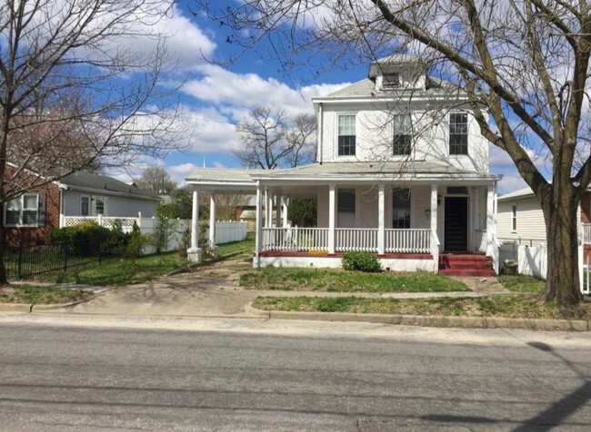 Building Photo - North Side House! Roomy 3 bed 2 bath with ...