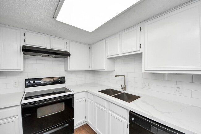 Building Photo - 3750 Tanglewilde St