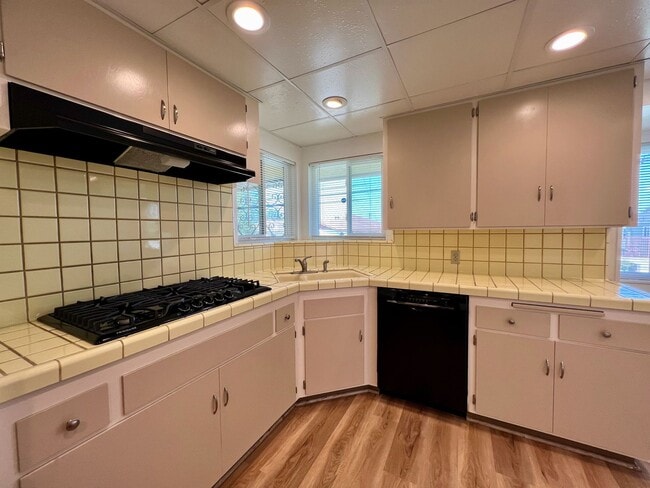 Building Photo - Large 3 Bedroom 2 Bath Home