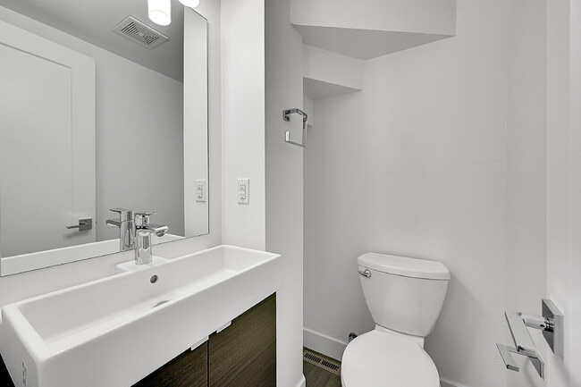 Building Photo - $3,495 = 2 Bed, 2 Bath Townhome in Denver ...