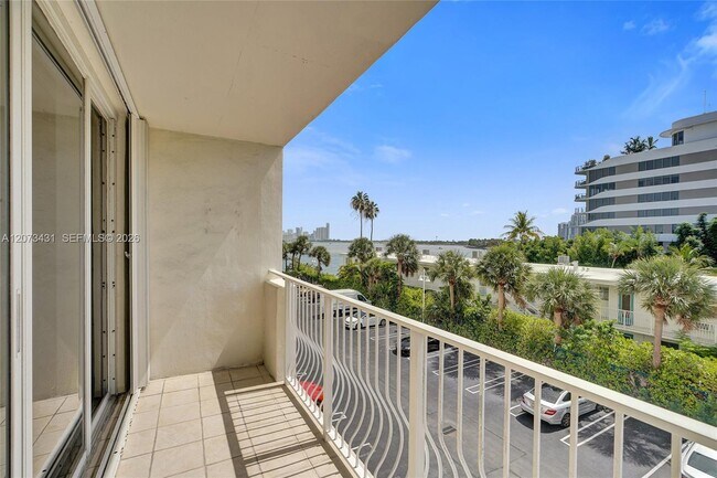 Building Photo - 10350 W Bay Harbor Dr