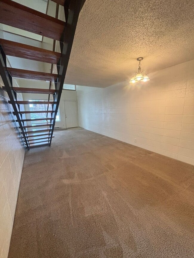 Building Photo - 462 W 11th Alley