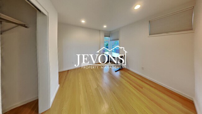 Building Photo - 5BR/4.5BA House in Seattle -- Available Now!