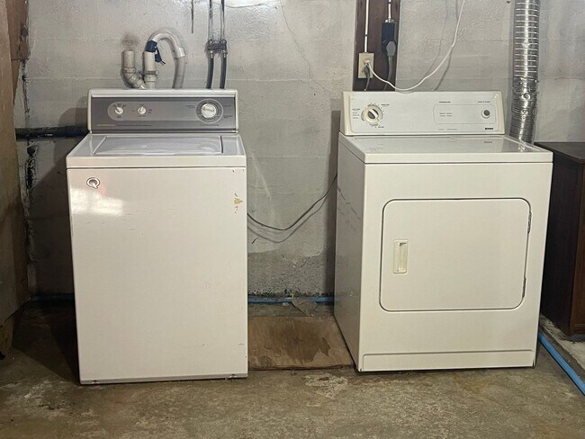 Building Photo - Bright & Updated 2-Bed Home in Dalton- $2450