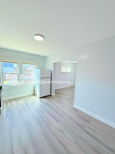 Building Photo - 2484 Woodmere St