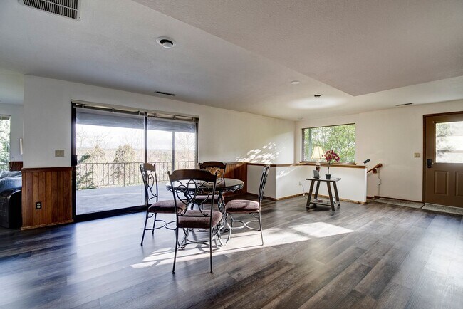 Building Photo - 3 Bedroom 2.5 bathroom spacious home with views of marina and downtown Oak Harbor