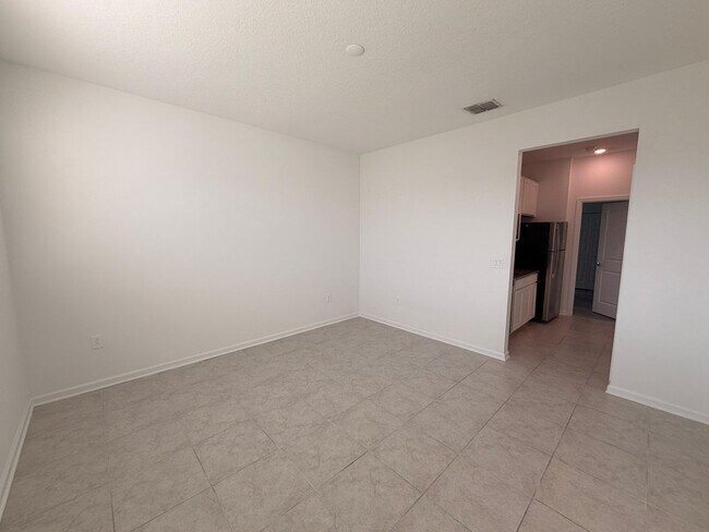 Building Photo - Rare find In-Law suite Home! Single family house with Separate entry and kitchen, laundry set!