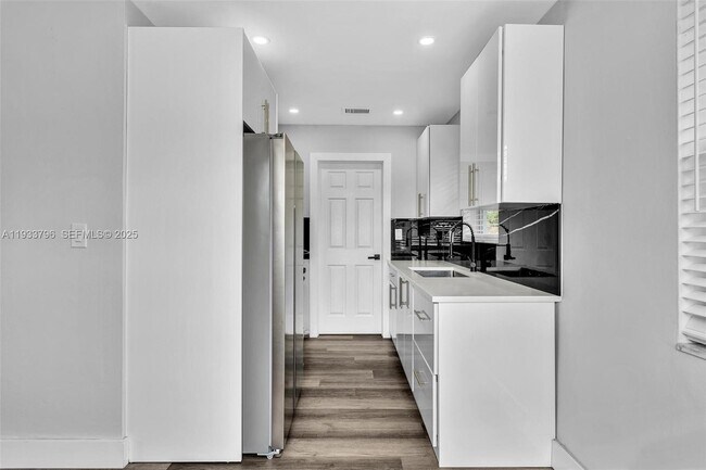 Building Photo - 329 SW 1st Ct