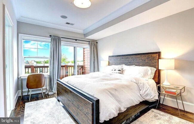 Building Photo - Top Floor, 2BR, 2BA with Den + Private Large Rooftop and Garage parking! A Must see!!