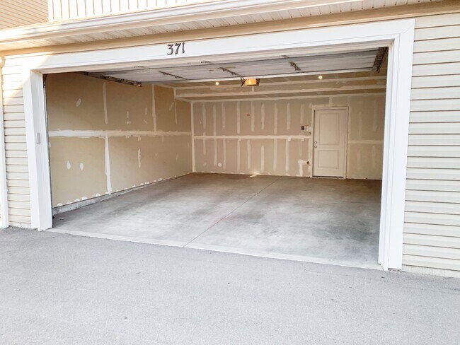 Building Photo - 371 1540 E