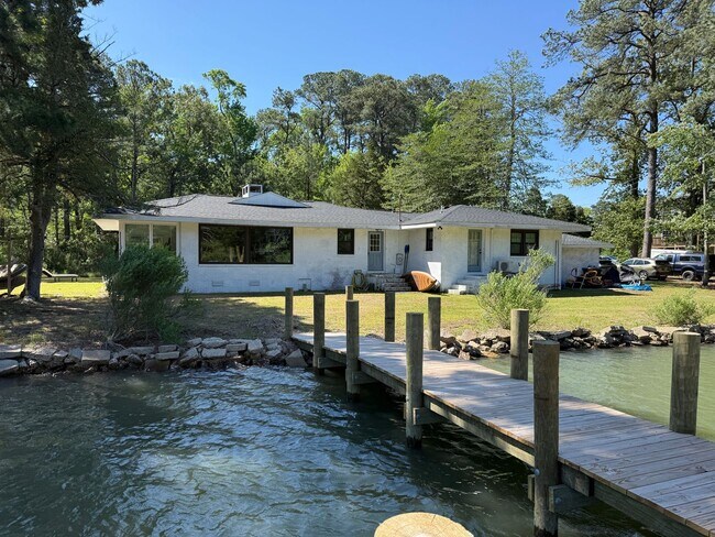 Building Photo - 305 Ship Point Rd