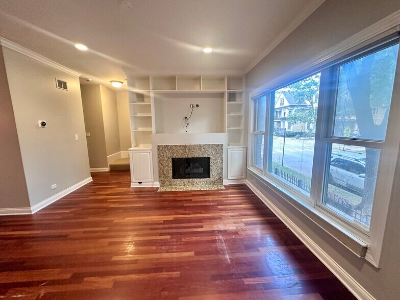 living - 3122 N Paulina St