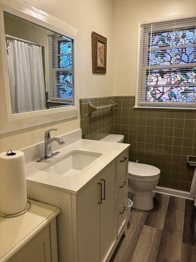 Building Photo - 2 Bedroom 2 Bathroom