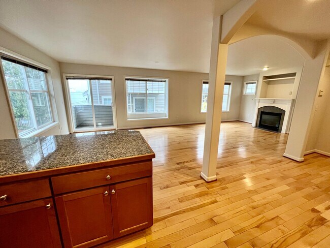 Building Photo - Capitol Hill/Madison Valley Townhouse