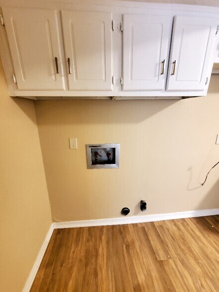 Building Photo - 1702 Jamestown Way