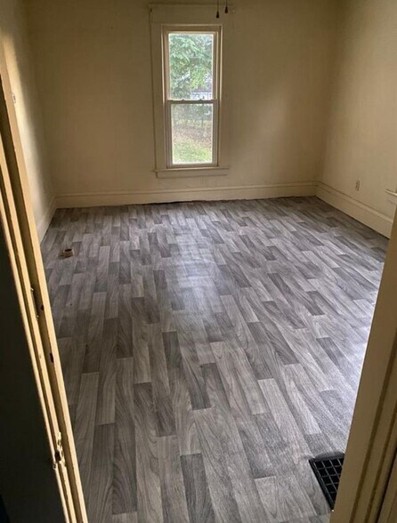 Building Photo - 384 Meek St