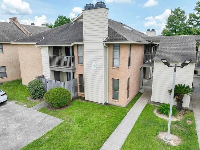 Building Photo - 1 Bed 1 Bath Condo with Community Pool and...