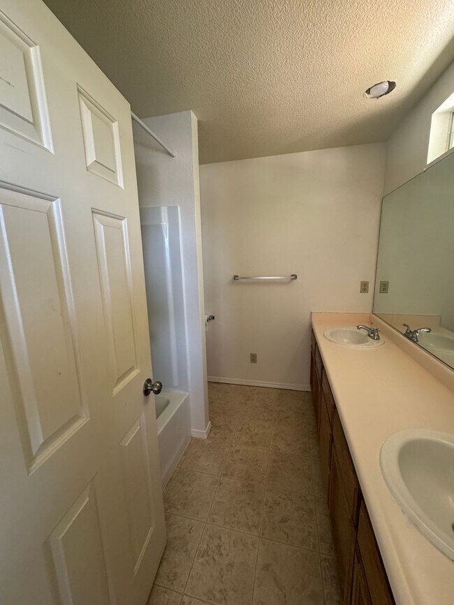 Building Photo - 3 BEDROOM HOME IN COUNTRY SETTING