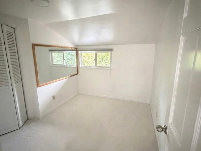 Building Photo - 7650 SE 41st St