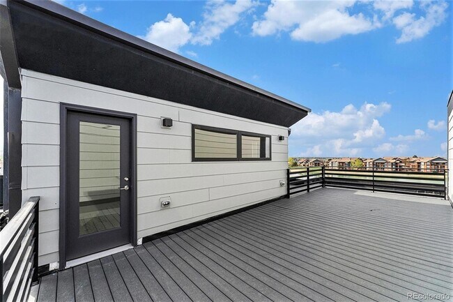 Building Photo - 2323 Lakeshore Ln