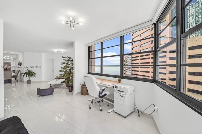 Building Photo - 999 Brickell Bay Dr