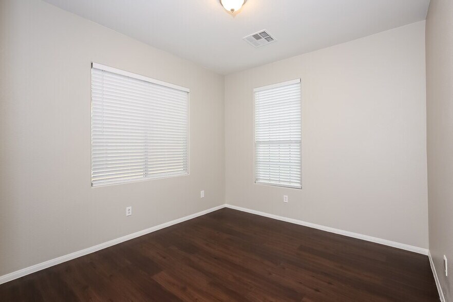 Building Photo - 324 Point Loma Ave