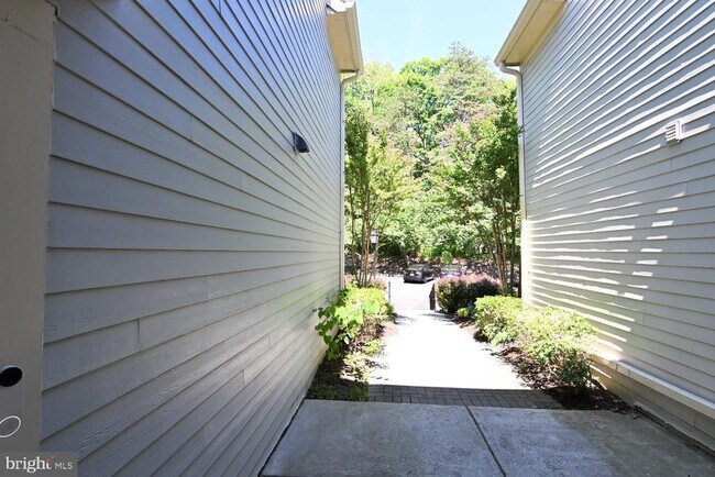 Building Photo - 2220 Springwood Dr