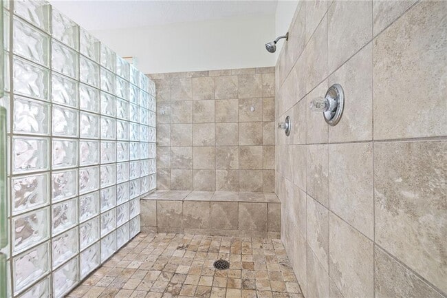 Building Photo - 113 W Gladys St