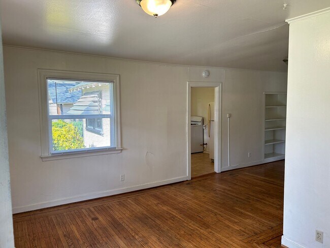 Building Photo - 3 Bedroom on large corner lot!