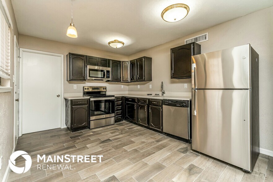 Building Photo - 2101 Chatsworth Rd