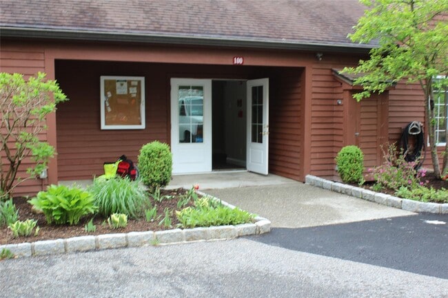 Building Photo - 402 Appletree Ln