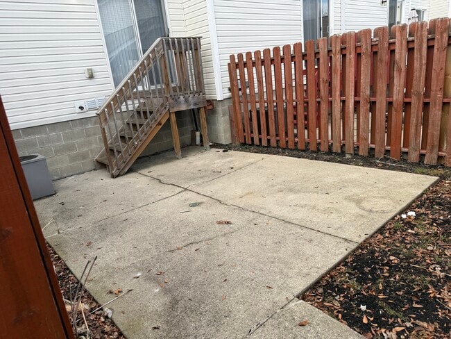 Building Photo - 1006 Hartford Village Blvd