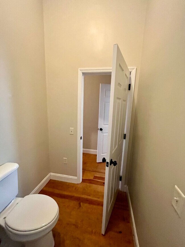 Building Photo - 25 W Oak St