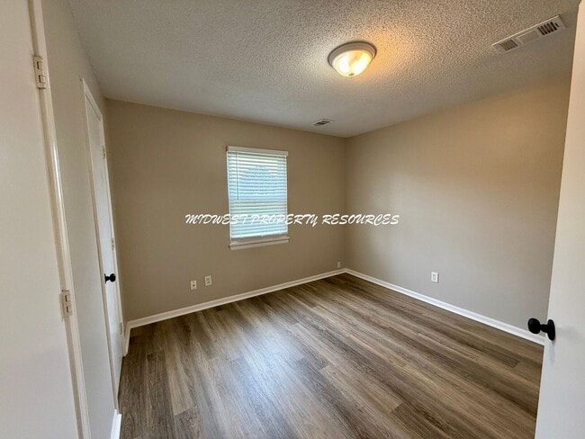 Building Photo - 2 Bedroom Duplex w/ Garage